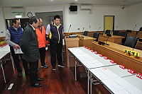 　第14任總統副總統暨第9屆立法委員選舉選舉人名冊今起公告閱覽，於各鄉公開陳列公告閱覽3天，縣選委會昨日前往查看辦理情形。（圖／文：馮紹夫）