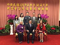 馬防部參謀長王俊智(後排中)晉升少將後和母親(前坐左)、太太(後排左2)、岳父(後排右2),岳母(前坐右)及2個女兒與馬總統合影留念。(圖:王俊智提供)