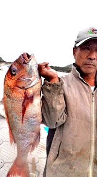 北竿漁民陳興俤捕獲一尾重達九斤的大真鯛。(圖:陳興俤提供、文:陳鵬雄)