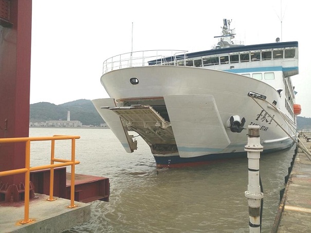 「臺馬之星」30日東引返南竿靠泊福澳碼頭時發生艏門故障,經查油壓管線再次阻塞導致卡門,維修後排除。(圖/蘇柏豪提供)