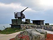 　西引島三山據點陳列展示的M1-40公厘雙管防空機關砲，因為乏人維護，外觀已漸失光采。（圖／文：陳其敏）