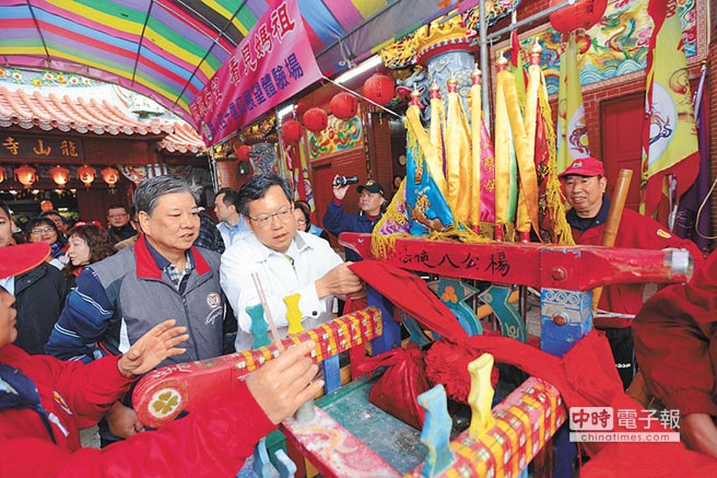 桃園市長鄭文燦昨天前往大湳公園閩台宮、龍山寺會勘,體驗馬祖人獨特的宗教信仰儀式。(康鴻志攝)