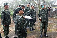 莫指揮官向各業管同仁指導營區整修重點。(圖/文:林偉陞)