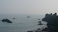 近期傳出西莒鰆仔魚多,吸引各島漁船到菜浦澳,北面看到約5、6艘進行近岸澳口作業,引起西莒釣友反彈。(圖:讀者提供)