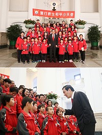 馬祖人的好朋友─慧行志工受邀總統馬英九接見,嘉勉該協會推廣救生教育的卓著成就,並頒發救生楷模獎盃乙座。(圖:臺灣慧行志工救生游泳協會提供)