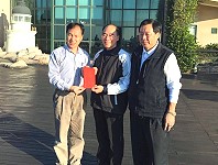 縣長劉增應、議長張永江等人提前向東引軍民賀新歲,贈送春節慰問金與加菜金。(圖:東引鄉公所提供)