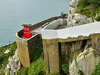 　東引燈塔景觀區的「太白天聲」平台、高架步道，底部結構已出現鏽蝕，預定今年進行修繕。（圖／文：陳其敏）