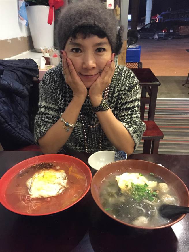 ↑ 謝麗金到馬祖吃美食。(艾迪昇提供)