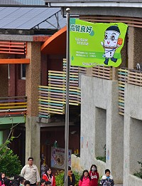 東引國中小自行設計製作空氣品質旗幟,跳脫以單一顏色為區別的方式。(圖/文:陳其敏)