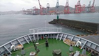 「臺馬之星」5日返回基隆港進行檢修,目前艏門油壓系統、蒸氣減壓閥持續維修中,待檢驗確認安全才會復航。(圖:新華航業提供)