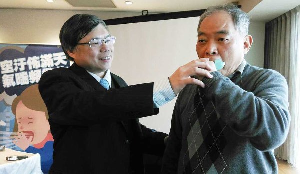 林鴻銓醫師(左)提醒罹患氣喘的呂伯伯(右),在空氣品質差時,除了要戴口罩減少出門,也別忘了規律用藥。(圖/記者 楊晴雯攝)
