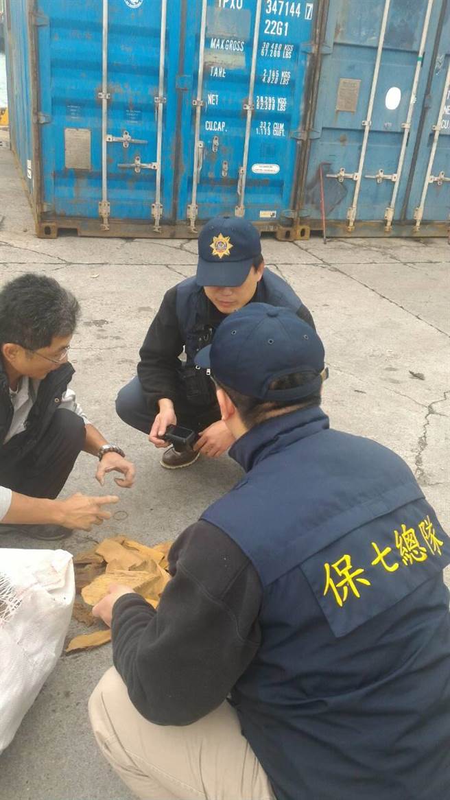 許姓生技公司老闆運送上千公斤牛樟靈芝涉嫌違反森林法遭警逮捕。(李文正翻攝)