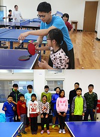 (上圖)藝教弟兄拾起球拍與學員交流,共創快樂回憶。(圖/文:闕碩彥)、(下圖)藝教弟兄仔細調整學員揮拍姿勢。(圖/文:呂鎮宇)