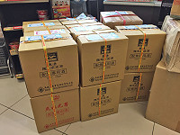 　馬祖酒廠春節購酒作業已於1月11日起跑，有不少鄉親前往酒廠購買後，立即委託貨運到台灣去給親朋好友當作賀年禮，使得這幾天便利商店內酒滿為患；此次購酒作業至2月2日止，歡迎符合資格的家戶踴躍前往購買。（圖／文：曹重偉）（警語：未滿十八歲者禁止飲酒）