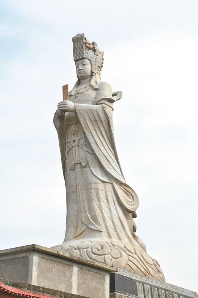 後龍鎮清海宮近日完成後殿的大媽祖石雕聖像,高32.2公尺。 記者張裕珍/攝影