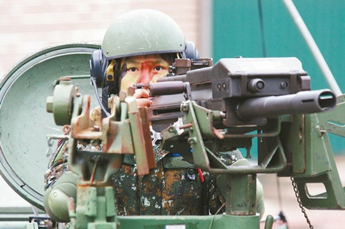志願役士兵要求“一專多能”,即使女性也必須懂得操作裝甲車上的Mk19榴彈機炮。(臺灣《聯合報》/程嘉文 攝)