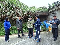 議長張永江、東引鄉長楊雲成、指揮官廖建興共同會勘民眾公墓,尋找適當地點增建納骨堂,作為安置早期反共救國軍先賢英靈的處所。(圖:東引鄉公所)