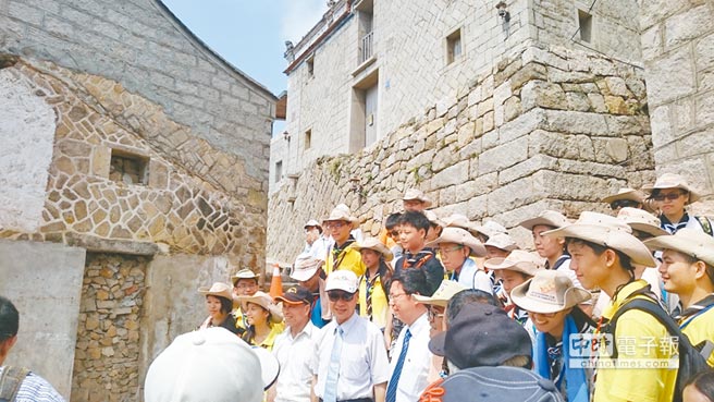 體驗文化桃園市教育局將於25至28日辦理「馬祖籍國中小學生寒假營隊」,帶著22名馬祖籍學生返回故鄉,進行沉浸式母語教學及文化交流體驗活動。(市府提供)