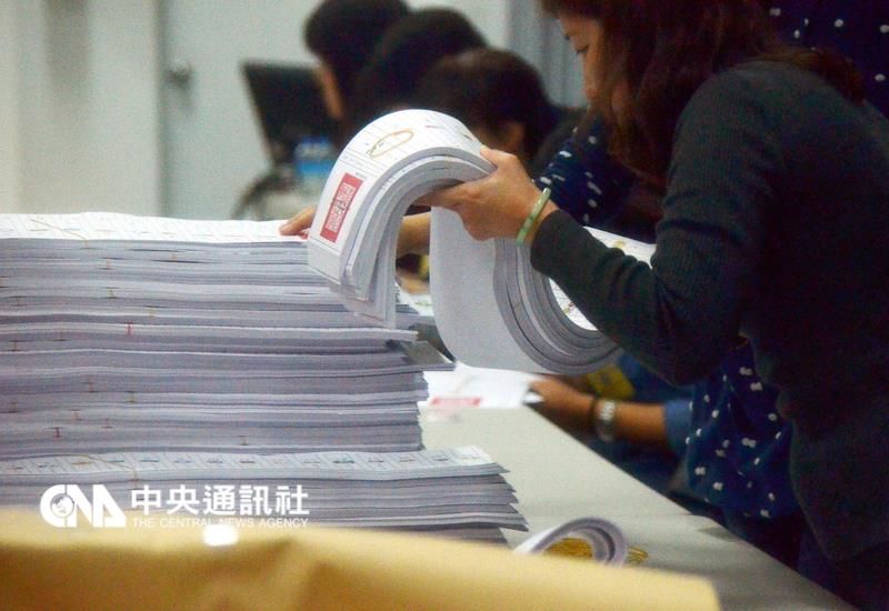 第14任總統副總統與第9屆立法委員16日投票,將首次開放民眾在投票所攝錄影。圖為選務人員清點政黨票。(中央社檔案照片)