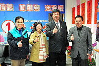 　第九屆立委選戰由現任立委陳雪生以2927票連任成功，選舉生涯5連勝！傍晚5時30分自行宣布當選，並在夫人陳秀蘭、縣長劉增應、議長張永江等人陪同下一起鞠躬向鄉親致謝。（圖／文：曹重偉）