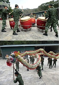 (上圖)弟兄於練習戰鼓時,展現壯闊的浩勢。(下圖)弟兄們跳躍、奔跑的練習著,將「龍」的氣勢獻給軍民們。(圖/文:程威)