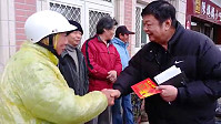 選戰結束,連任成功的立委陳雪生昨天上午一大早即前往獅子市場謝票及當面致贈賀年卡,受到選民歡迎與鼓勵。(圖:陳雪生競選團隊)