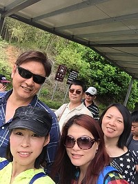 圖為陳春俤(左後1、戴墨鏡者)去年在大陸福建農大上課與莒光前後屆同學在武夷山戶外教學時留下鏡頭。(圖:福建農大馬祖校友會)