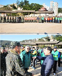　環境清潔總動員！105年度「國家清潔週」昨天於馬祖四鄉五島同步登場，環保局特別於介壽澳口公園舉辦誓師大會，包括縣長劉增應、馬防部指揮官莫又銘、鄉長陳振國等都到場參加及勉勵軍民同心協力。（圖／文：曹重偉）