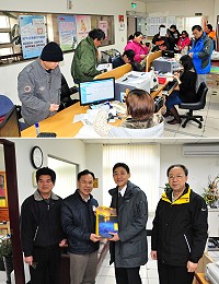 外交部「行動領務」昨天首次來馬舉辦,各類申請案件共受理62件,鄉親都說太方便了!縣長劉增應、局長曹爾元前往關心及致贈工作人員紀念品,也建議每年來馬舉辦兩次,第2次希望趕在鄉親出國旅遊旺季的7月之前;民政局也會推出一年兩次的代辦服務。(圖/文:曹重偉)