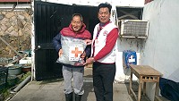 　紅十字會莒光分會贈送冬衣令受贈者心頭滿是暖意。（圖：紅十字會莒光分會提供）