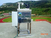 環保署在東引戶政事務所屋頂設置背景空氣品質監測站,扮演空氣品質監測「前哨站」的任務。(圖/文:陳其敏)