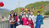 陳海雄(後排左三)與家人在東莒大浦老家合影。(圖:陳海雄提供)