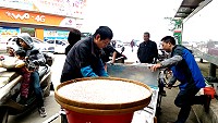 　黃岐的排隊美食－現烤光餅。（圖與文：陳鵬雄）