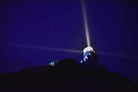 　已經停燈50年之久的東引燈塔，不久前嘗試改以電燈泡發光，經由折光透鏡，匯聚成四道光束，在黑夜中綻放璀璨光芒。（圖／文：陳其敏）