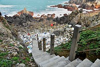 　東引圓圓澳增建階梯步道，以便利執行淨灘及提升安全。（圖／文：陳其敏）