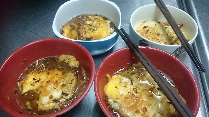 驅寒的最佳食品馬祖「蛋酒」,火候要掌握好。(圖/東引福哥麵館)