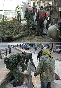 (上圖)弟兄們不畏寒冷的北風努力打掃。(圖:利坤錴/文:程威);(下圖)弟兄協助居民清除排水溝中的淤泥。(圖/文:陳智強)