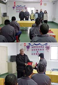 春節將至,為安定囚情並關心收容人,檢察長鄭鑫宏(兼任福建更生保護會董事)偕同書記官長、在地顧問、輔導員志工聯袂赴連江分監關心收容人,並致贈春節應景禮品及實用電話卡,讓受刑人可以打電話向家裡報平安,藉此一解思鄉情緒。(圖/文:曹重偉)