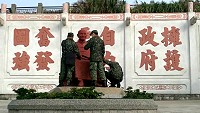 　過新年　換新衣。（圖與文：陳鵬雄）