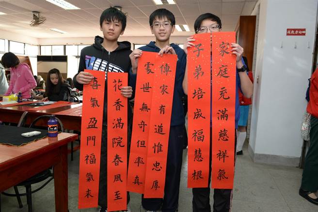 財團法人林口教育基金會、竹林山觀音寺、林口獅子會、蔡淑君議員服務處24日舉辦贈送春聯與春聯書法比賽,學生展現平常練習功力。(陳螢萱翻攝)