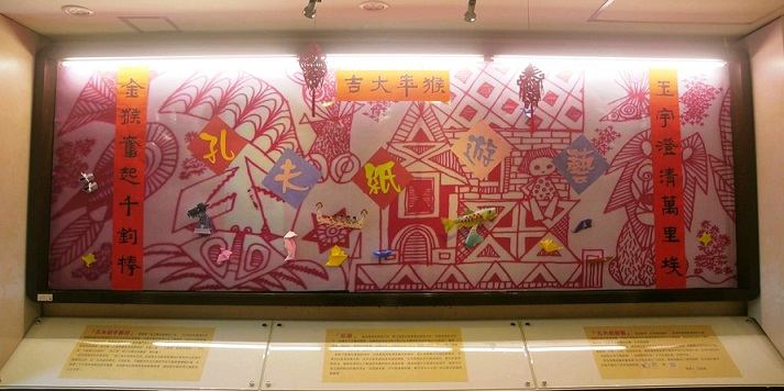 王建華書寫猴年春聯在萬華戶政文化藝廊當入口意象。(圖/王建華提供)