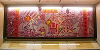 　王建華書寫猴年春聯，萬華戶政文化藝廊當入口意象。（圖：王建華提供）