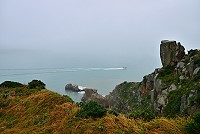 　海面轉趨平穩，東引地區的動力小船紛紛啟動出港，前進北固礁漁場。（圖／文：陳其敏）