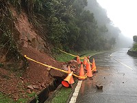連日大雨,環保路上發生土石崩落意外,工務局已將該處圍起,待天氣轉好再行處理。(圖:宋志富)