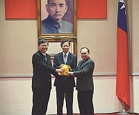 政務委員林祖嘉(右)兼任福建省政府主席,原兼主席杜紫軍(左)升任副院長,交接儀式由政院長張善政(中)主持監交。(圖:福建省政府提供)