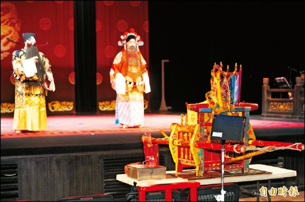 紀錄片《御甲戲園》發表記者會，馬祖芹壁居民現場演出《秦香蓮》選段，讓「鐵甲元帥」欣賞。（記者趙世勳攝）