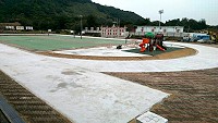 　塘岐運動場全新跑道主體完成，最後一道工序PU跑道施作需要連續好天配合才行。（圖／文：陳鵬雄）