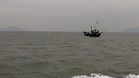　白沙往黃岐航道上冬天有很多漁船作業，海上網具及浮球影響航安。（圖／文：陳鵬雄）