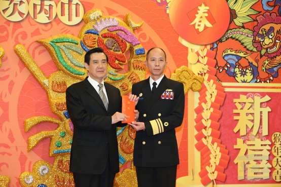 總統馬英九先生3日出席國防部105年春節餐會,頒發春節加菜金,犒慰官兵年來的努力與貢獻。(軍聞社記者李一豪攝)