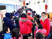 　春節近，東引中柱港湧現搭船人潮。（圖／文：陳其敏）